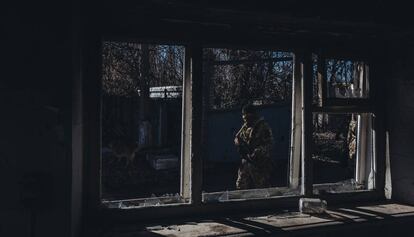 Un soldado ucraniano camina por unas ruinas en un pueblo cercano a la línea de contacto, este martes, en Marinka, Oblast de Donetsk (Ucrania).