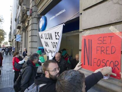 Protesta en Barcelona contra los cortes de servicios b&aacute;sicos.