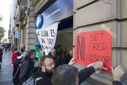 Protesta en Barcelona contra los cortes de servicios b&aacute;sicos.