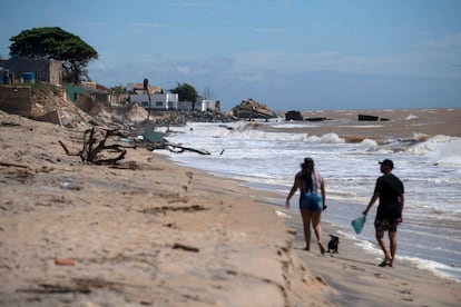 Una pareja camina por la orilla de la playa. La erosión extrema coloca a Atafona entre el 4% del litoral mundial donde el mar consume más de cinco metros por año.