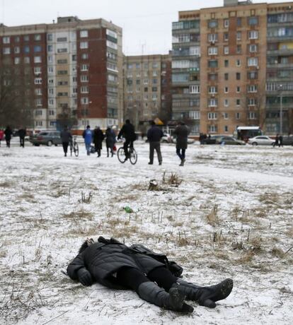 El cuerpo de una mujer muerta en los ataques a Kramatorsk yace en la calle.