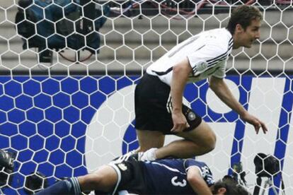 Klose celebra el empate de Alemania. En primer plano, el portero argentino Leo Franco.