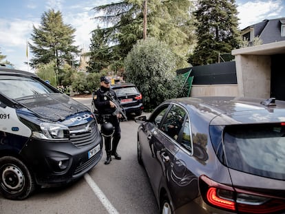 Un policía en la Embajada de Ucrania, donde se recibió la carta con material pirotécnico el 30 de noviembre.