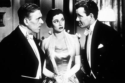 De izquierda a derecha, Leo G. Carrol, Ruth Roman y Robert Walker, en <i>Extraños en un tren.</i>