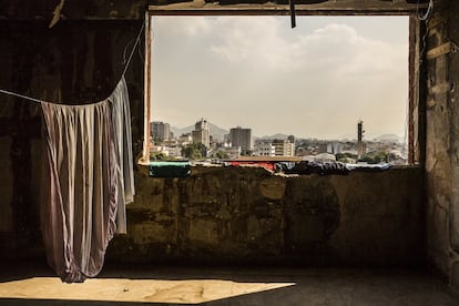 A roupa seca em um dos andares do edifício abandonado do IBGE. Favela da Mangueira, Rio de Janeiro. Mais de dois milhões de habitantes (cerca de 25% da população) do Rio moram em favelas ou em imóveis ocupados que carecem de serviços como instalações sanitárias básicas, eletricidade, água e segurança, assim como escolas.