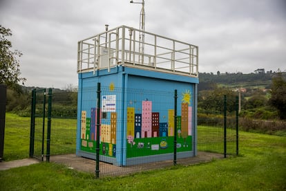 Medidor de calidad del aire en un barrio residencial de Gijón oeste, próximo a la acería. 