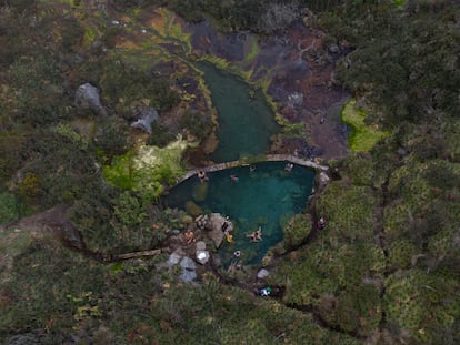 Turistas en las aguas termales del Nevado del Ruíz, en Tolimá (Colombia).