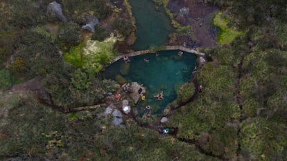 Turistas en las aguas termales del Nevado del Ruíz, en Tolimá (Colombia).