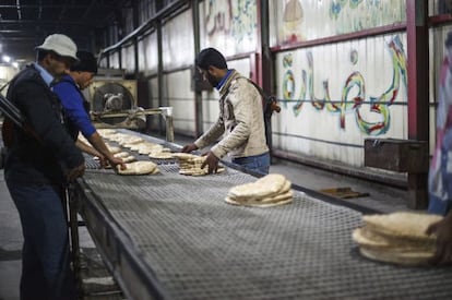 Miembros del Ejército Libre de Siria en una panadería que vende pan barato en Raqqa este mes.