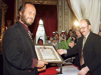 El compositor y guitarrista fue nombrado Hijo Predilecto de Cádiz el 19 de marzo de 1997. Rafael Alberti, José Manuel Caballero Bonald o Fernando Quiñones también han recibido la distinción de la provincia andaluza.
