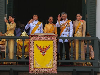 Los miembros de la familia real de Tailandia, desde la izquierda: la princesa Sirivannavari Nariratana, el príncipe Dipangkorn Rasmijoti, la princesa Bajrakitiyabha, y el rey Maha Vajiralongkorn Bodindradebayavarangkun y la reina Suthida, en Bangkok en 2019.