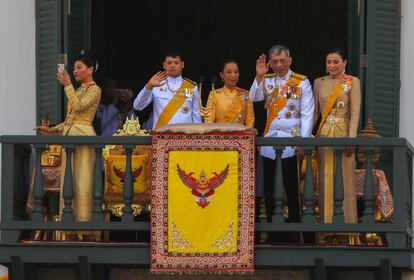 Los miembros de la familia real de Tailandia, desde la izquierda: la princesa Sirivannavari Nariratana, el príncipe Dipangkorn Rasmijoti, la princesa Bajrakitiyabha, y el rey Maha Vajiralongkorn Bodindradebayavarangkun y la reina Suthida, en Bangkok en 2019.