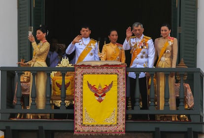 Los miembros de la familia real de Tailandia, desde la izquierda: la princesa Sirivannavari Nariratana, el príncipe Dipangkorn Rasmijoti, la princesa Bajrakitiyabha, y el rey Maha Vajiralongkorn Bodindradebayavarangkun y la reina Suthida, en Bangkok en 2019.