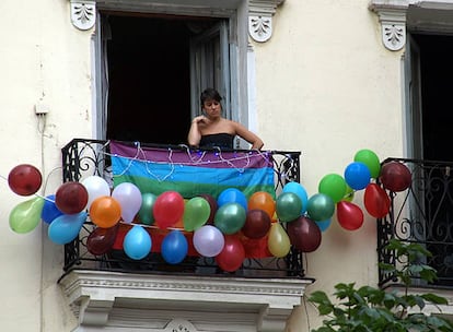 La lectura del pregón se ha cerrado con el lema de las fiestas del Orgullo Gay 2008, "bollo a la vista", multiplicado por las voces del público, que también ha cantado y bailado al ritmo de la canción de Alaska "A quien le importa". En cuanto a la Manifestación del Orgullo los organizadores recordaron que tendrá lugar el sábado con salida de la Plaza de la Independencia a las 18.00 horas para concluir en Plaza de España. Con la llegada de la medianoche se celebrará en el Florida Park la Fiesta oficial Chicas Orgullo 08 LesMadrid.