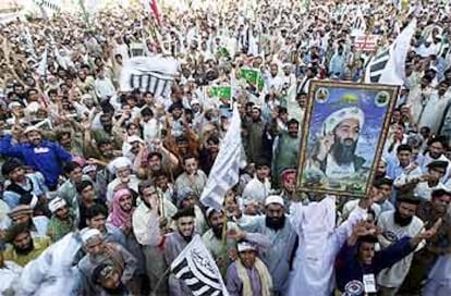 Miles de personas se manifiestan con carteles de Bin Laden contra la guerra en Irak en Multan (Pakistán).