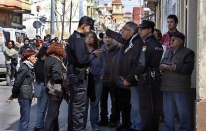 Un dirigente de Salvem El Cabanyal conversa con un policía tras comprobar que una constructora derruía el interior de otra casa.