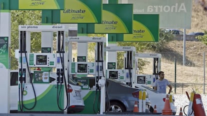 Un hombre reposta en una gasolinera de Madrid.