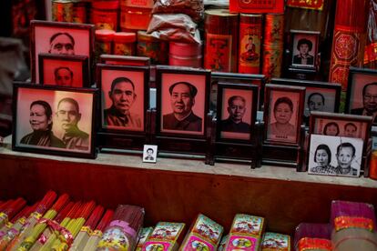 Los retratos, incluido uno del presidente chino Mao Zedong, se muestran en una tienda en el distrito de Liwan.