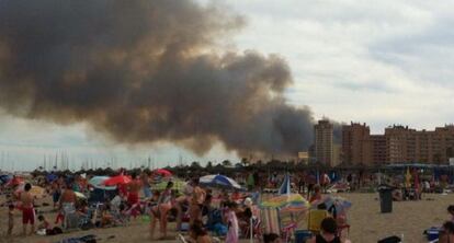 La columna de humo del incendio de Mijas era visible desde la capital. 