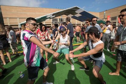Unos jóvenes bailan en la primera jornada del festival Sónar, en Barcelona.