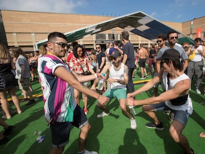 Unos jóvenes bailan en la primera jornada del festival Sónar, en Barcelona. 