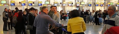 Usuarios del aeropuerto de Málaga esperan en cola a ser atendidos tras la huelga encubierta de controladores.