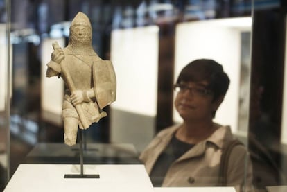 English statue of a knight dated between 1375 and 1425.