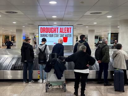Un anuncio en el aeropuerto Josep Tarradellas de Barcelona avisa en inglés de las restricciones por sequía en Cataluña.