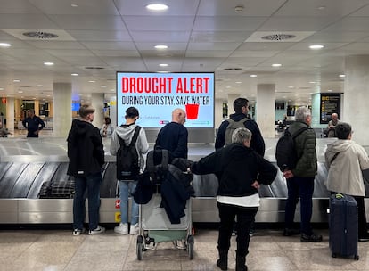 Un anuncio en el aeropuerto Josep Tarradellas de Barcelona avisa en inglés de las restricciones por sequía en Cataluña.