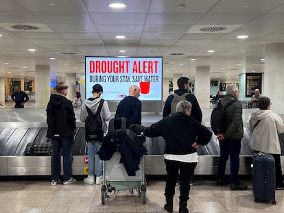 Un anuncio en el aeropuerto Josep Tarradellas de Barcelona avisa en inglés de las restricciones por sequía en Cataluña.