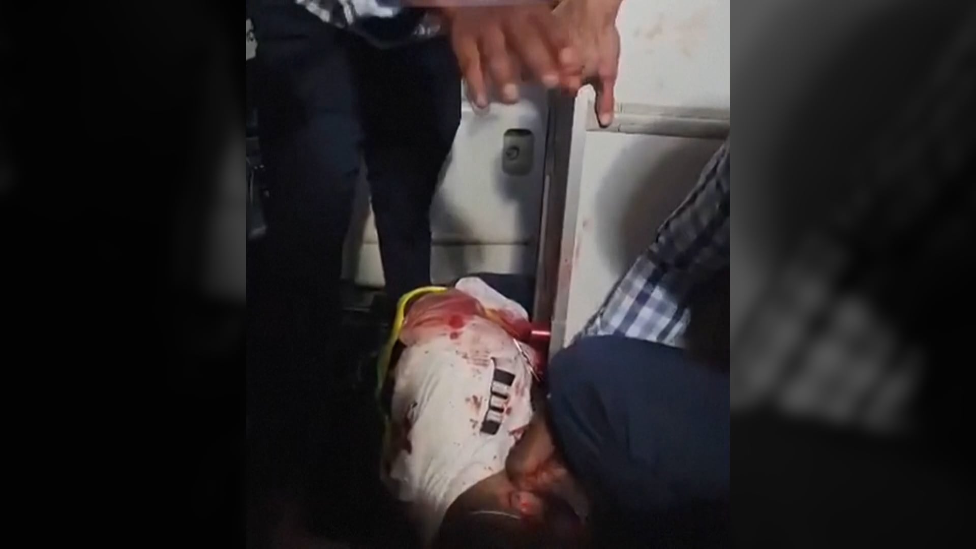 Uno de los pilotos del vuelo, con sangre en el uniforme, en una captura de vídeo.