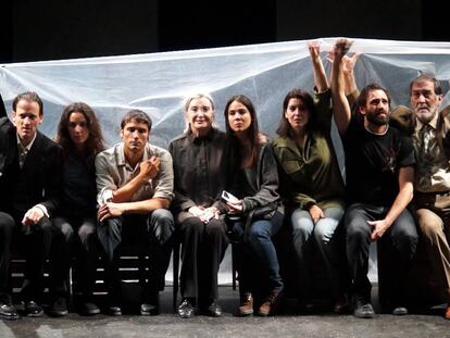 De izquierda a derecha, Edu Soto, Lucía Barrado, Álex García, Nuria Espert, Carlota Olcina, Laia Marull, Alberto Iglesias y Ramón Barea, intérpretes de 'Incendios', que dirige Mario Gas.