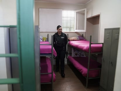 Una oficial de gendarmería inspecciona el recinto materno infantil del Centro de Detención Preventiva de Illapel, Choapa (Chile), en marzo de 2024.