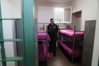 una gendarme en una cárcel de Chile