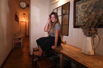 María Agüado, cantante, posando en el Café La Rue, en el barrio de Malasaña