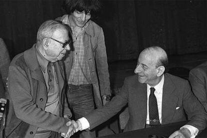 Sartre saluda al sociólogo Raymond Aron (derecha) en presencia del filósofo André Glucksman en 1979.