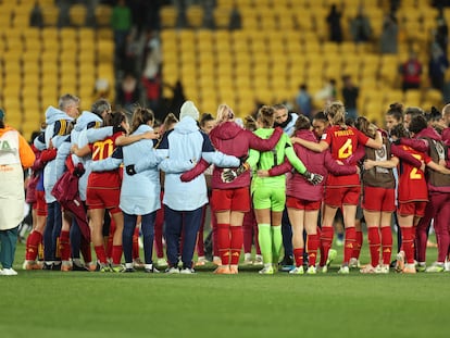 Las jugadoras de la selección española tras la derrota ante Japón en el tercer partido de la fase de grupos del Mundial de Australia y Nueva Zelanda, en Wellington el lunes.