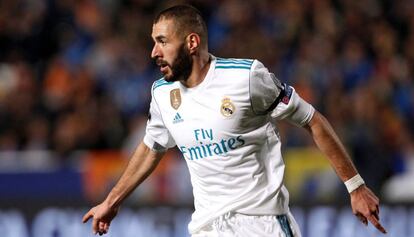 Benzema celebra uno de sus goles frente al APOEL