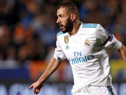 Benzema celebra uno de sus goles frente al APOEL