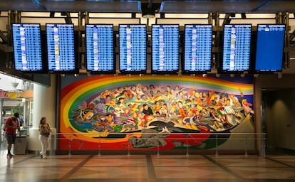 El colorido mural pintado en 1994 por el artista Leo Tanguma se ha convertido en una de las principales atracciones del aeropuerto. Algunos dicen que muestra imágenes del Apocalipsis.