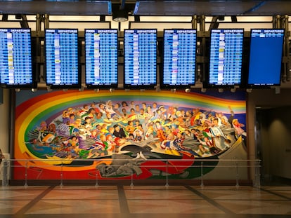 El colorido mural pintado en 1994 por el artista Leo Tanguma se ha convertido en una de las principales atracciones del aeropuerto. Algunos dicen que muestra imágenes del Apocalipsis.