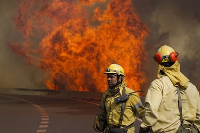 Vista del incendio originado en el paraje del Cerro Alaminos, en Coín.