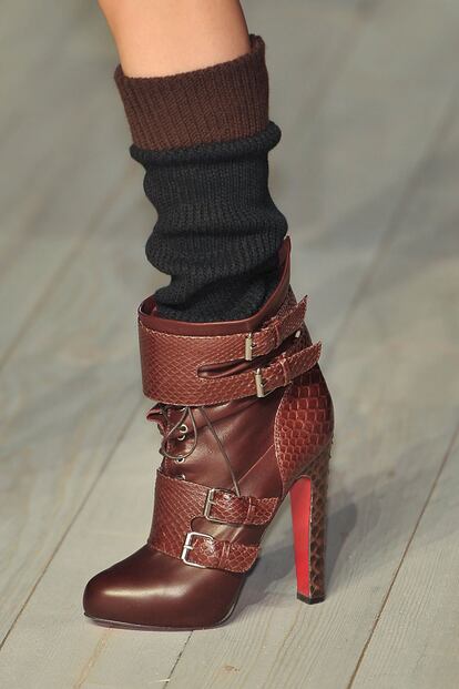 Con cordones y hebillas vienen las botas tobilleras de Victoria Beckham. Imprescindible será también de cara al otoño que viene el detalle del calcetín.