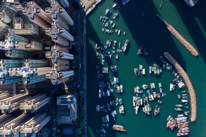 Há bairros como Causeway Bay e Quarry Bay, na ilha de Hong Kong, e Mong Kok e Yau Ma Tei, em Kowloon, cheios de gente. Na imagem, barcos atracados em um abrigo de tufões ao lado de edifícios residenciais, em 29 de outubro de 2018.