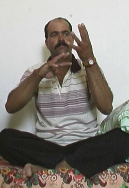 Dos beduinos de Al Sayyid utilizando su lenguaje de signos.