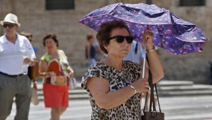 Una mujer se protege del sol en Valencia.