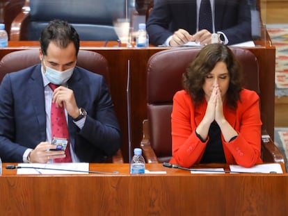 La presidenta y el vicepresidente de la Comunidad de Madrid, Isabel Díaz Ayuso e Ignacio Aguado, antes de que comience una sesión de control al Gobierno en la Asamblea.