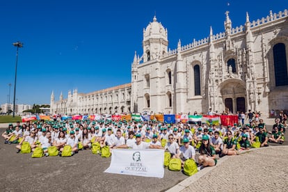 Participantes de la Ruta Quetzal 2024 frente al monasterio de Los Jernimos, en Portugal, en una imagen cedida por la expedicin.