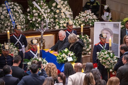 Familiares de Miguel Uribe velan sus restos en el Salón Elíptico del Capitolio Nacional.