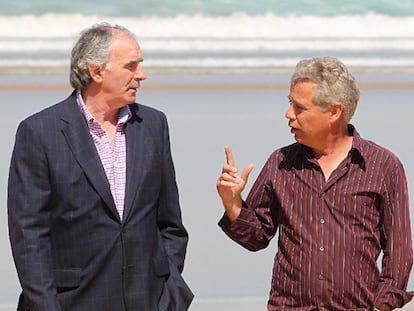 José Ángel Iribar y Roberto López Ufarte paseando por la playa de Zarauz.